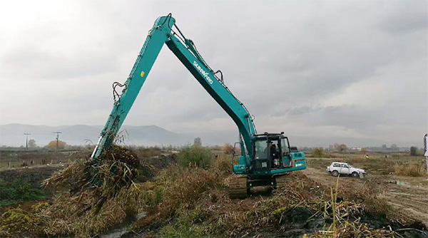 守护蓝色多瑙河，，，，，，龙8头号玩家智能长臂挖掘机欧洲首秀