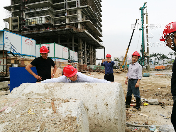 厦门项目再创入岩纪录龙8头号玩家智能董事长何清华亲赴一线