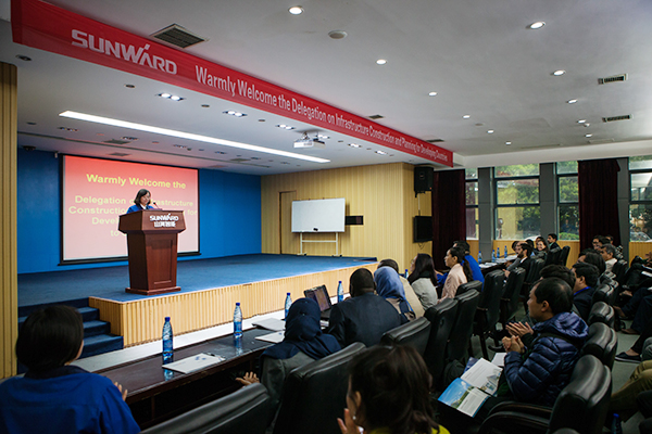 “一带一起”国家代表团到访龙8头号玩家智能，，，，，，感受“大开眼界”