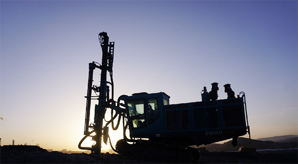 再战国际领先品牌，，，，，，龙8头号玩家智能露天液压钻车一举成名