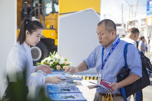 龙8头号玩家智能酷帅曾大虾，，，，，，，一大波美图带你亲临北京BICES展