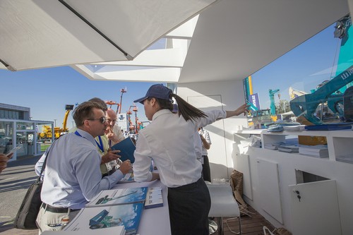 龙8头号玩家智能酷帅曾大虾，，，，，，，一大波美图带你亲临北京BICES展