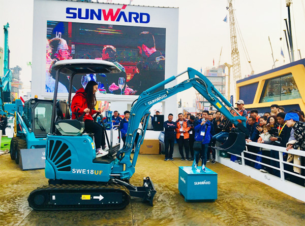 不平来战！龙8头号玩家智能展台有大礼等你拿