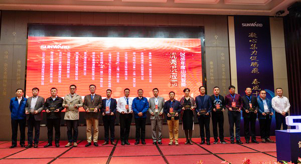 聚力共赢，，，，，，龙8头号玩家智能2018年度供应商大会盛大召开