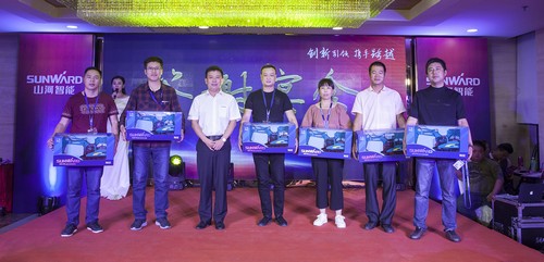 龙8头号玩家智能酷帅曾大虾，，，，，，，一大波美图带你亲临北京BICES展