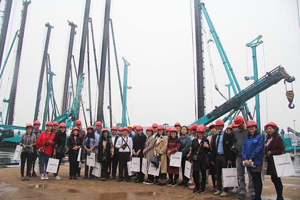 开启工程机械之都体验之旅，，，，，中外媒体观摩团到访龙8头号玩家智能