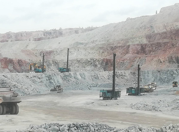 高温酷暑，，，，，，龙8头号玩家智能凿岩装备异域扬威