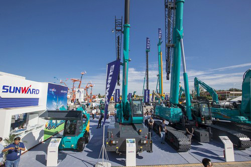 龙8头号玩家智能酷帅曾大虾，，，，，，，一大波美图带你亲临北京BICES展