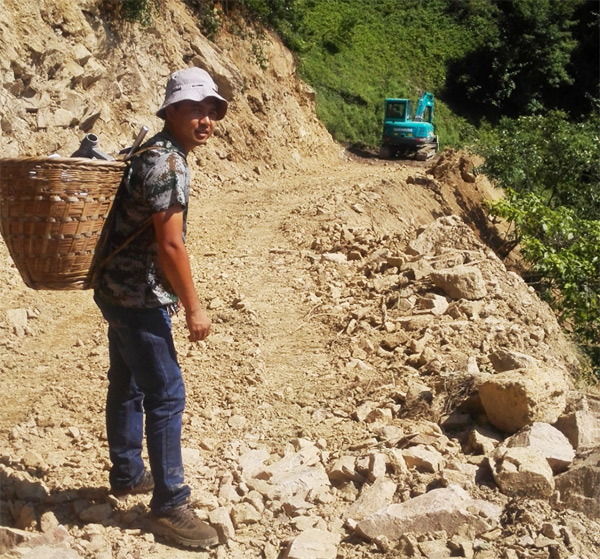 他们，，，，，，用小小背篓背出龙8头号玩家大情怀