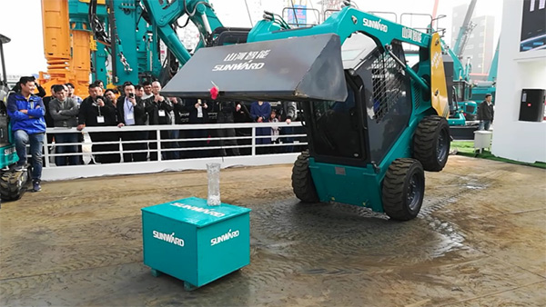 不平来战！龙8头号玩家智能展台有大礼等你拿