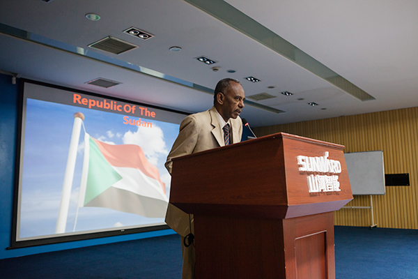 “一带一起”国家代表团到访龙8头号玩家智能，，，，，，感受“大开眼界”