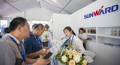 龙8头号玩家智能酷帅曾大虾，，，，，，，一大波美图带你亲临北京BICES展