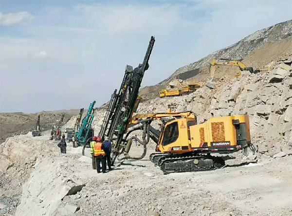 PK国际领先品牌，，，，，，，，龙8头号玩家智能露天液压钻车再交完善答卷