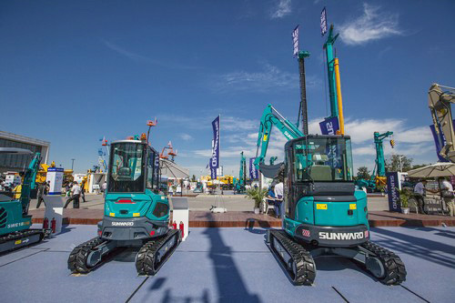 龙8头号玩家智能酷帅曾大虾，，，，，，，一大波美图带你亲临北京BICES展