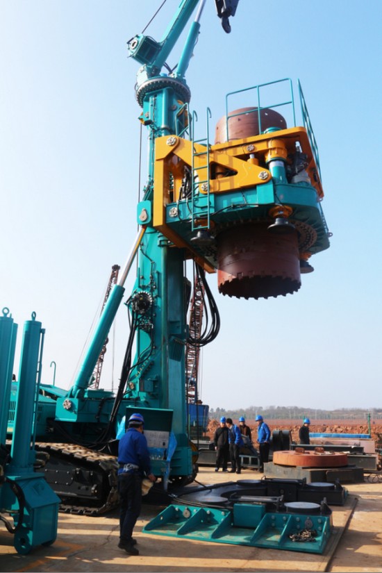 喜讯！龙8头号玩家智能SWRC170自行式全回转全套管钻机获湖南省首台(套)重大手艺装备产品奖励！