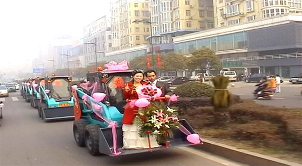 谁说机械都酷寒？？？？？这款会舞蹈的滑移显着就是热情旷达的！