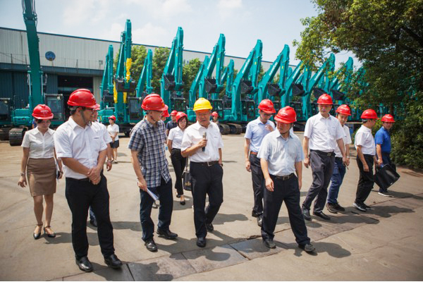 商务部相助司刘民强副司长一行调研龙8头号玩家智能