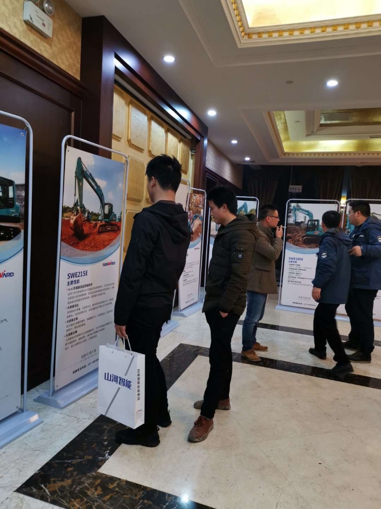 订货会场锦旗飘飘，，，，，，，客户称买挖机就买龙8头号玩家智能