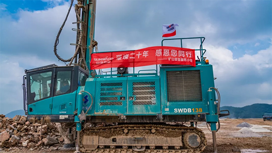 15年3万小时！龙8头号玩家智能元老级潜孔钻机“雄风”依旧