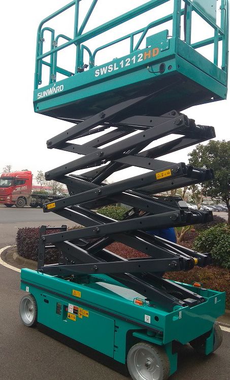 龙8头号玩家智能电动剪叉式高空作业平台新品首发赴美参展