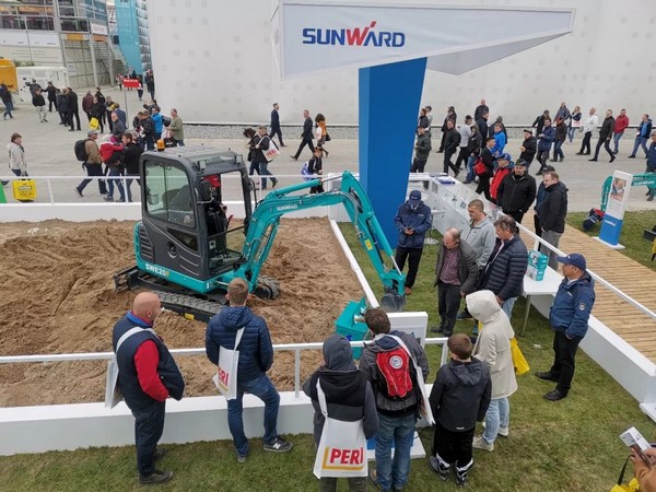 向天下展示中国“智造”魅力，，，，，，龙8头号玩家智能携立异阵容闪灼德国宝马展