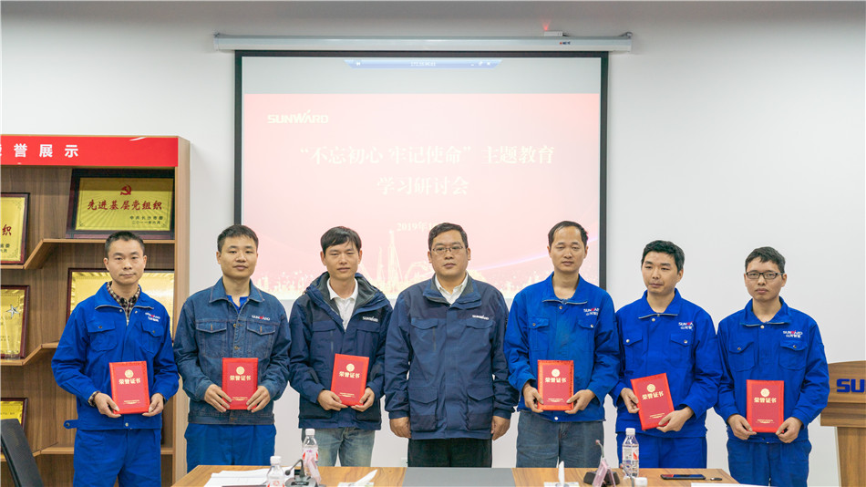 龙8头号玩家智能举行主题教育学习钻研会暨员工活动中心揭幕仪式