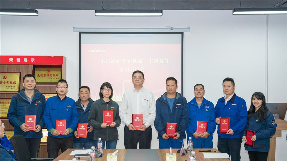 龙8头号玩家智能举行主题教育学习钻研会暨员工活动中心揭幕仪式