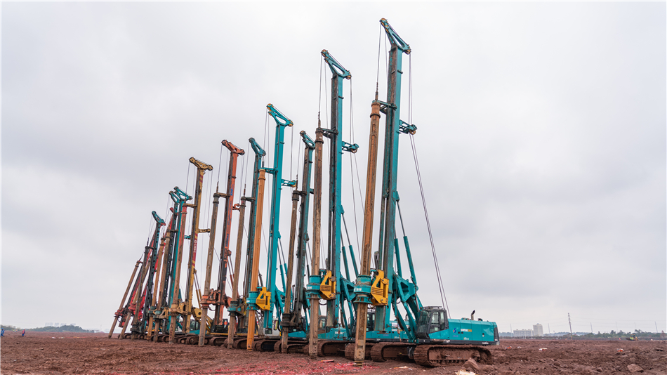 龙8头号玩家旋挖开挖全球首条8.6代OLED面板生产线主厂房第一桩