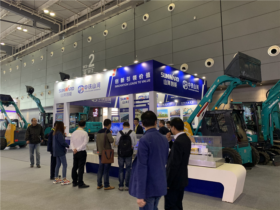 龙8头号玩家智能亮相轨道展览会 展全球领先工程装备效果
