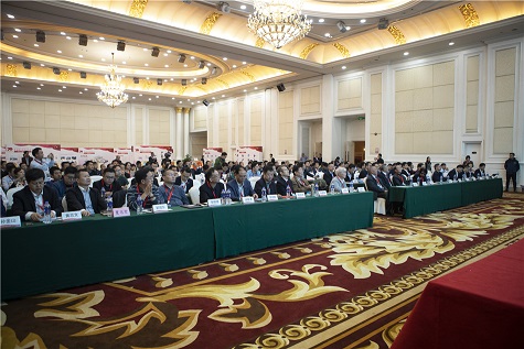 董事长何清华获行业终身成绩奖