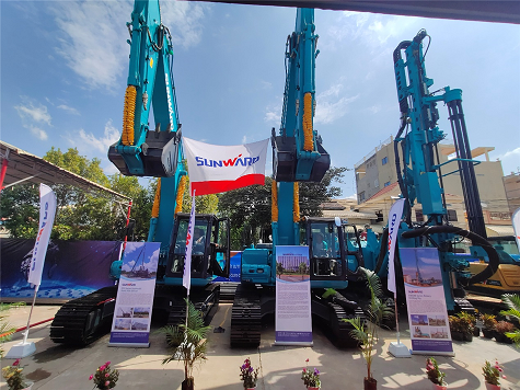 一亿订单 龙8头号玩家智能闪灼柬埔寨投资展览会