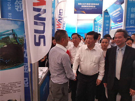 一亿订单 龙8头号玩家智能闪灼柬埔寨投资展览会