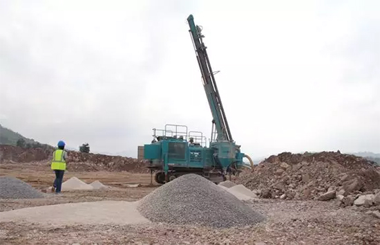 15年3万小时！龙8头号玩家智能元老级潜孔钻机“雄风”依旧