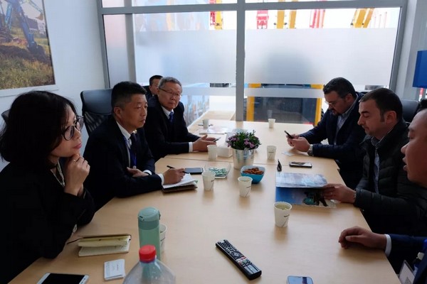 向天下展示中国“智造”魅力，，，，，，龙8头号玩家智能携立异阵容闪灼德国宝马展