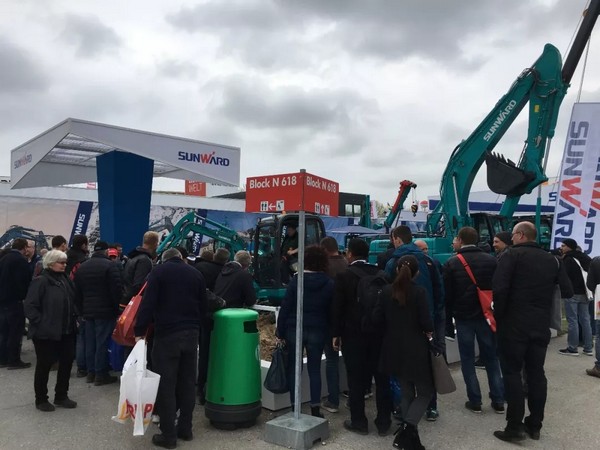 向天下展示中国“智造”魅力，，，，，，龙8头号玩家智能携立异阵容闪灼德国宝马展