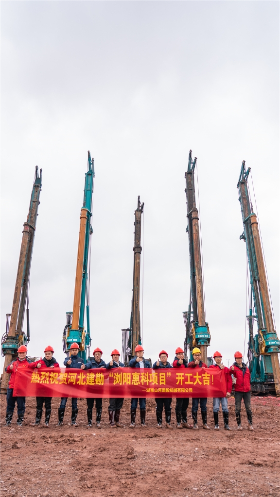 龙8头号玩家旋挖开挖全球首条8.6代OLED面板生产线主厂房第一桩