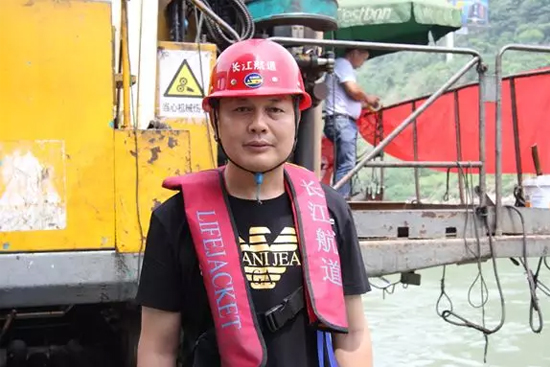 打造长江黄金水道！龙8头号玩家智能航道钻机轻松搞定水下礁石