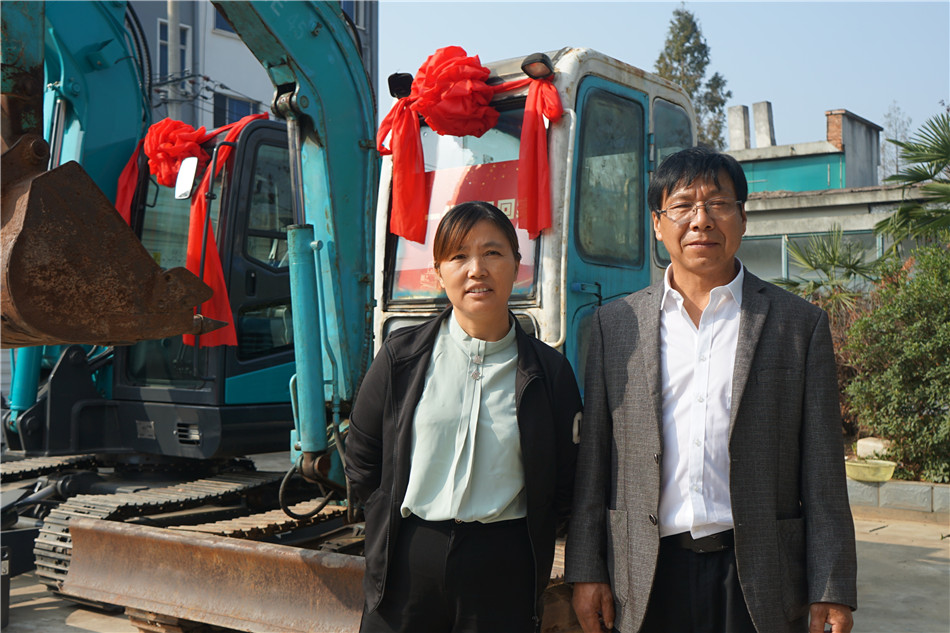 服役15年，，，，，，，凌驾20000小时！元老级挖机接“回家”！