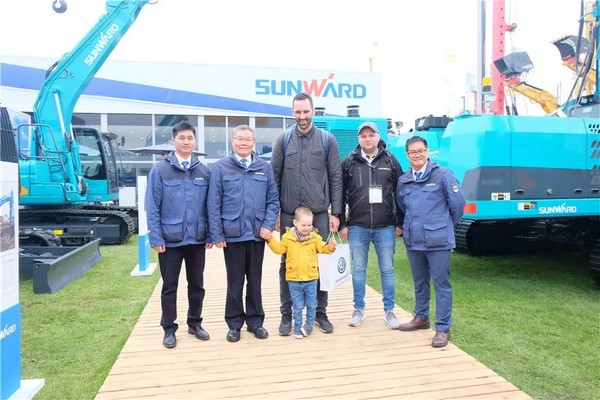 向天下展示中国“智造”魅力，，，，，，龙8头号玩家智能携立异阵容闪灼德国宝马展