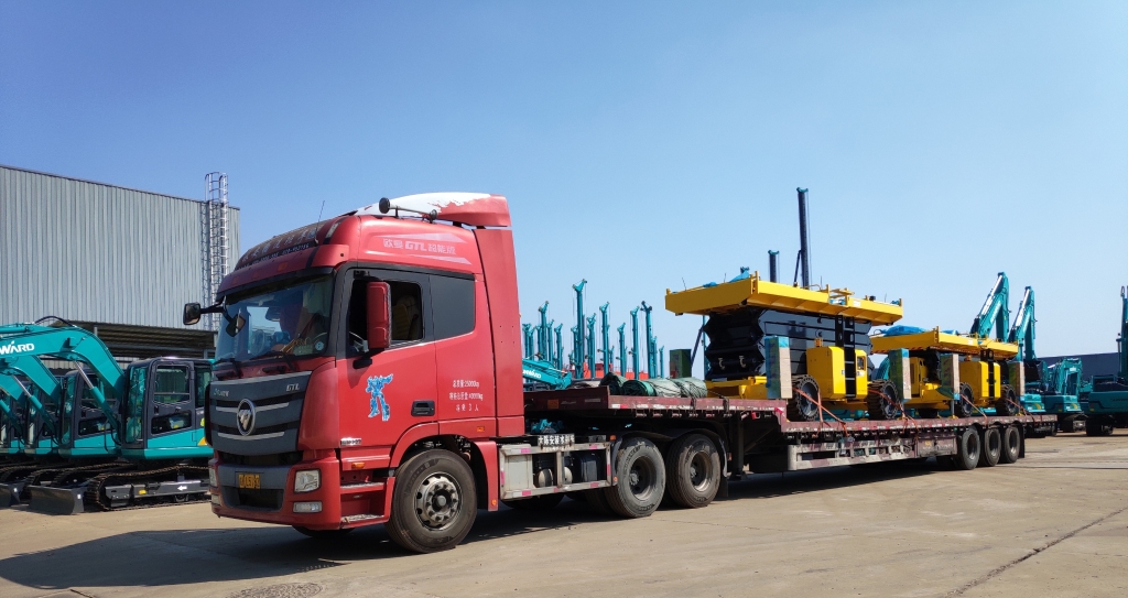 走向天下！龙8头号玩家智能越野剪叉式高空作业平台批量发往欧洲