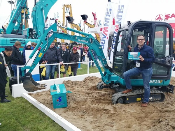 向天下展示中国“智造”魅力，，，，，，龙8头号玩家智能携立异阵容闪灼德国宝马展