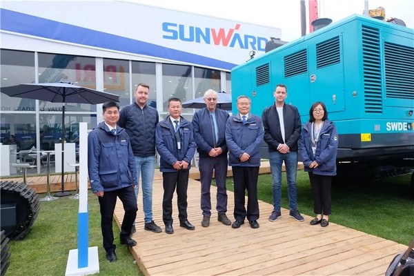 向天下展示中国“智造”魅力，，，，，，龙8头号玩家智能携立异阵容闪灼德国宝马展