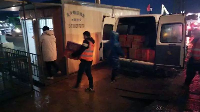 大爱无疆，，，，，，，龙8头号玩家智能急援武汉