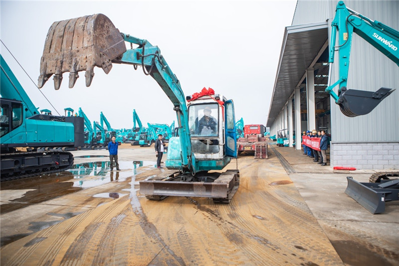 荣耀归来！龙8头号玩家智能第一代挖机顺遂“回家”啦