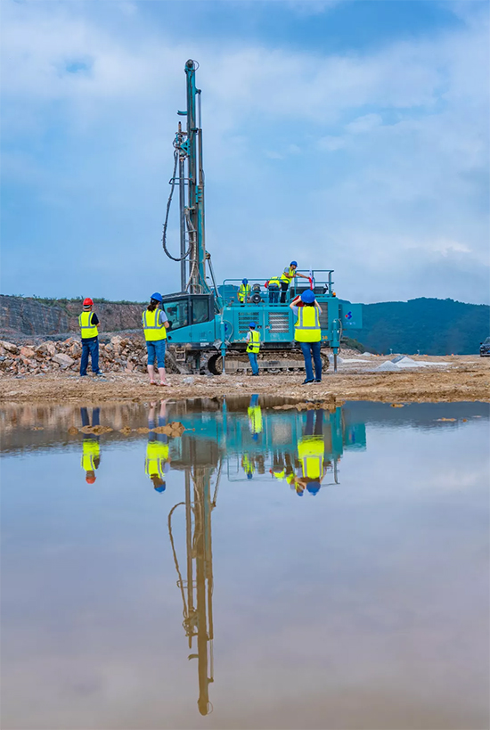 15年3万小时！龙8头号玩家智能元老级潜孔钻机“雄风”依旧