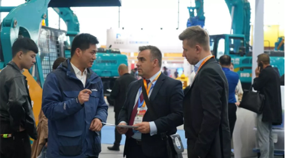 超强阵容尽显立异效果！龙8头号玩家智能闪灼长沙工程机械展