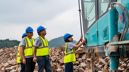 15年3万小时！龙8头号玩家智能元老级潜孔钻机“雄风”依旧