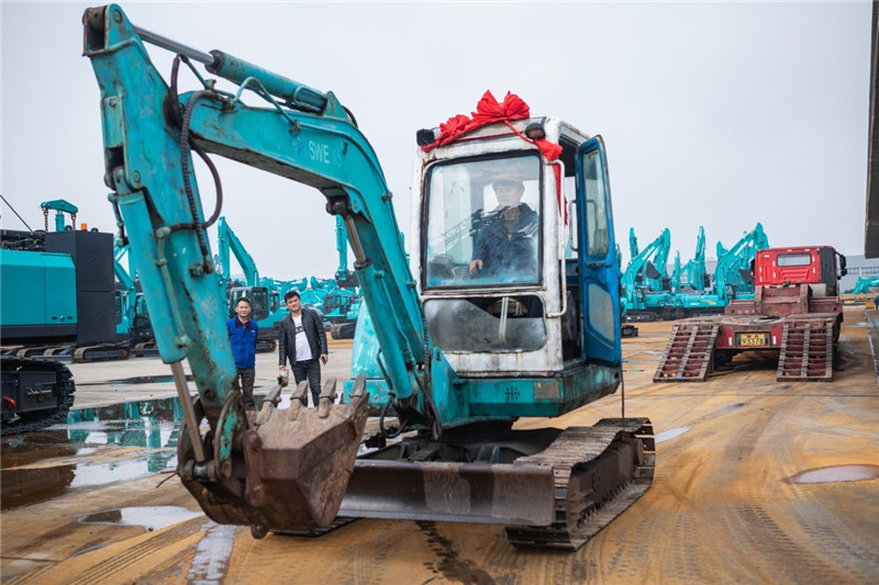 荣耀归来！龙8头号玩家智能第一代挖机顺遂“回家”啦