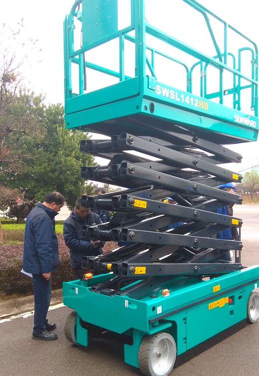 龙8头号玩家智能电动剪叉式高空作业平台新品首发赴美参展