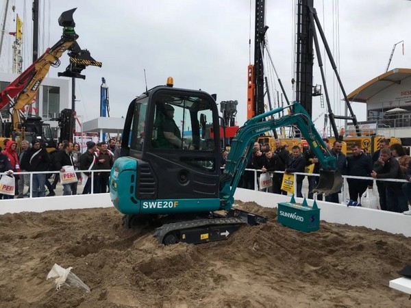 “三个率先”展示龙8头号玩家挖掘机欧洲生长历程